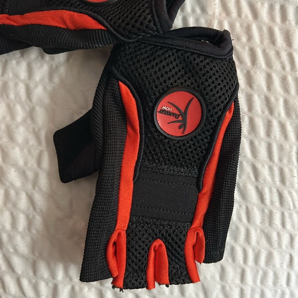 Daskin Women’s Half-Fingers Cardio Workout Gloves - Picture 3 of 6